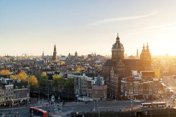 De skyline van Amsterdam op historisch gebied & 39 s nachts, Amsterdam, Nederland. Luchtmening van Amsterdam, Nederland.