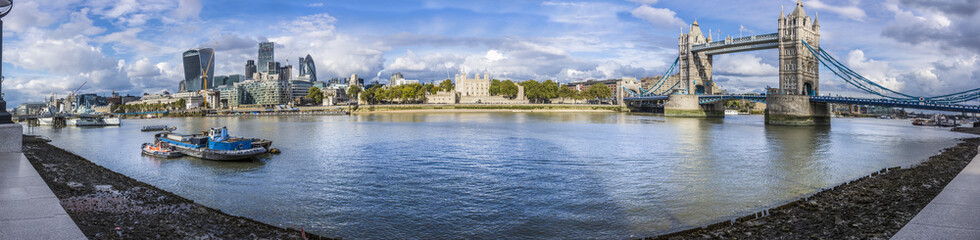 Fototapeta na wymiar Panoramic view of london: from the city to Tower bridge