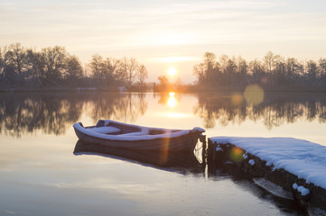 Przystań rzeczna w zimowej scenerii   © Mike Mareen