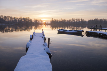 Przystań rzeczna w zimowej scenerii   © Mike Mareen