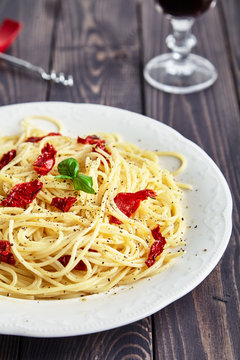 Spaghetti with sun-dried tomatoes and black pepper