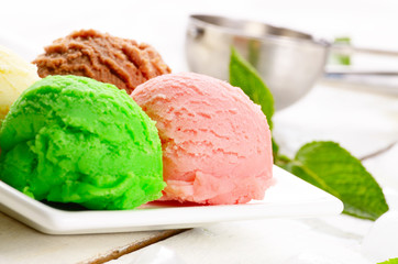 Three ice cream scoop