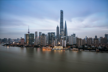 Fototapeta premium Nowoczesne panoramę Szanghaju na brzegu rzeki podczas zachodu słońca