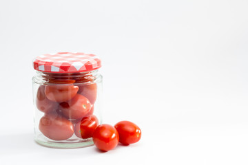 Tarro de cristal con tomates cherry