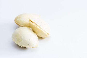 dulce con forma de almendra relleno de turrón