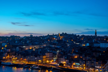 Fototapeta na wymiar 夜のポルト（ポルトガル）の風景