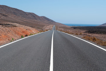 Fuerteventura, Isole Canarie: il paesaggio dell'aisola visto dalla strada per Pozo Negro, piccolo villaggio di pescatori al centro dell'isola, il 6 settembre 2016