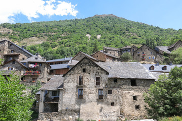 Fototapeta na wymiar Durro, typical stone village in the Catalan Pyrenees. valley of