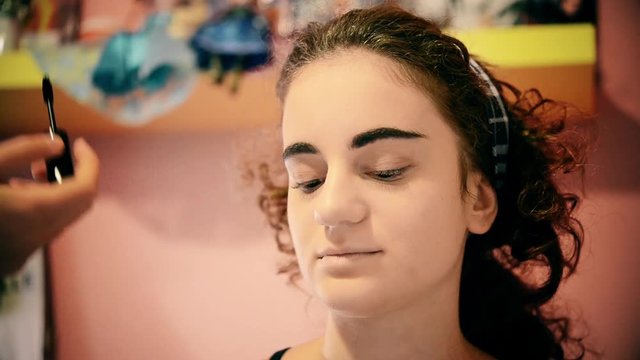 Due ragazze giovani si truccano con il mascara
