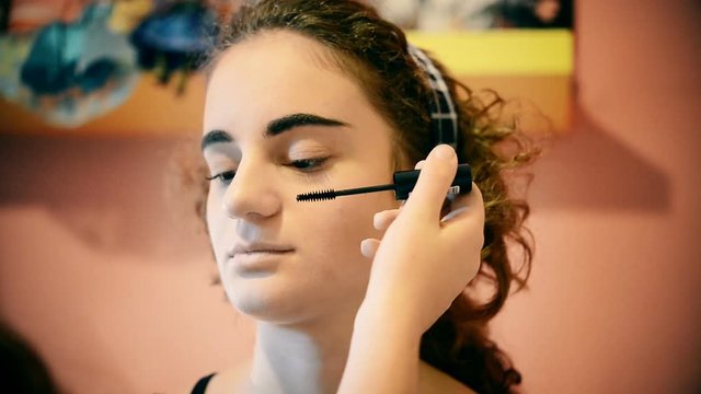 Due ragazze giovani si truccano con il mascara