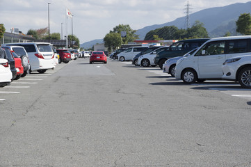 サ－ビスエリアの駐車場 自動車 混雑