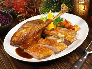 Gänsebraten mit weihnachtlicher Dekoration