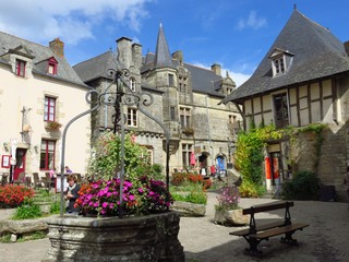 Fototapeta na wymiar Place du Puits à Rochefort-en-Terre (France)