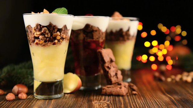 Winter-Dessert im Glas mit weihnachtlichen Lichtern