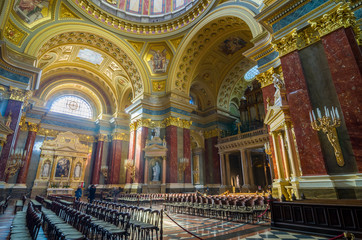 Fototapeta na wymiar Interior of the church St. Stephen's Basilica in Budapest.