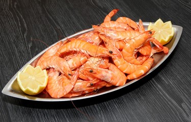 plat de grosses crevettes roses et citron