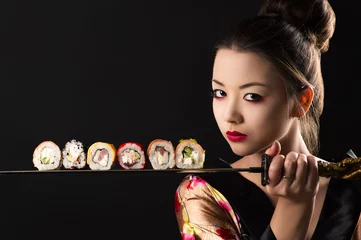 Zelfklevend Fotobehang Sushi bar mooie meisjessamoerai met zwaard en broodjes