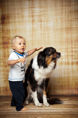 Kind streichelt den großen Hund