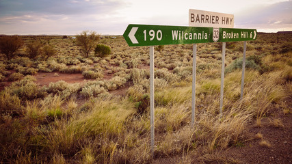 Straßenschild mit Entfernung an einer Straße im Outback von Australien