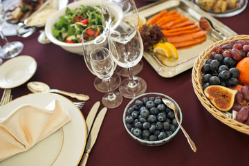 Plate with the goblets next to the wedding meals
