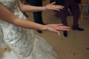 Obraz na płótnie Canvas Hand of the bride on the wedding party