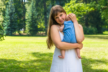 Obraz premium Beautiful mother and her baby playing in park