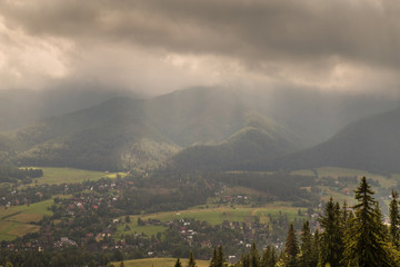 Widok z Gubałówki w pochmurny dzień © FotoKieltyka.pl
