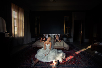 Obraz na płótnie Canvas Crazy bride with the bridesmaids in the luxury hotel