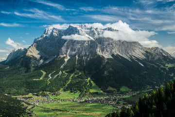 Fototapeta na wymiar Ausblick über Ehrwald zum Zugspitzmassiv