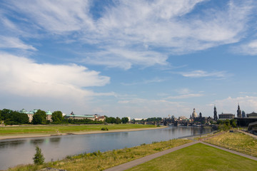 Fototapeta na wymiar Panorama über Skyline von Dresden