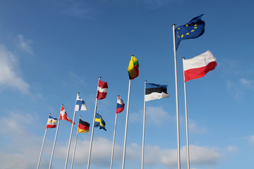 Alle Flaggen der Ostseeländer vor blauem Himmel