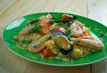 Mexican dish prepared with white rice and seafood.