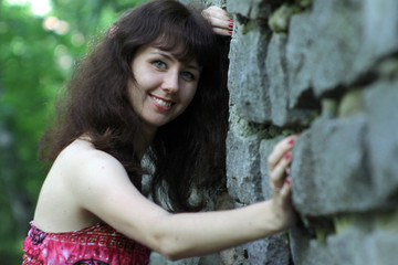 девушка у камней