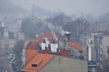 Zabudowa miejska z dymem w zimowy i ponury dzień