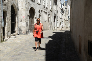 Fototapeta na wymiar Frau in einer Gasse in Blois, Frankreich