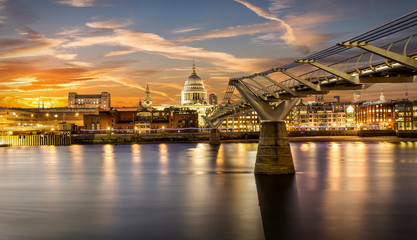 Obraz premium Zachód słońca za katedrą św. Pawła i Mostem Milenijnym w Londynie