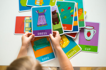 карточки слова в детских руках