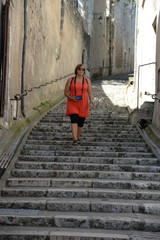 Frau auf einer Treppe in Blois, Frankreich