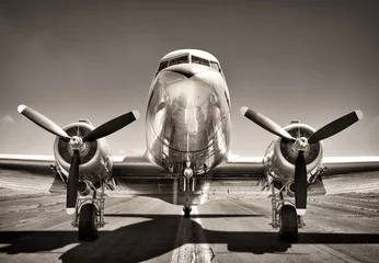 Fotobehang Oud vliegtuig vliegtuig op een landingsbaan