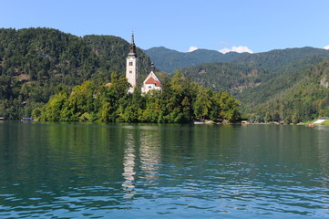 Obraz premium Lake Bled with St. Marys Church of the Assumption on the small island, Slovenia