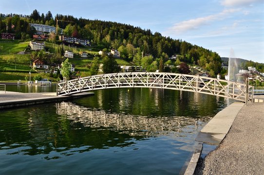 Br&uuml;cke &uuml;ber den Fluss Lorze in Unter&auml;geri am &Auml;gerisee im Kanton Zug, Schweiz