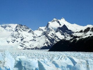 Fototapeta na wymiar Spitze Berggipfel über dem zerrissenen Perito Moreno Gletscher im Los Glaciares Nationalpark in den Anden, Patagonien, Argentinien