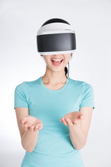 VRヘッドセットを装着した女性