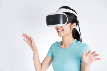 VRヘッドセットを装着した女性