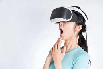 VRヘッドセットを装着した女性