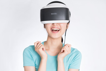 VRヘッドセットを装着した女性