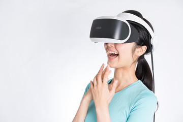 VRヘッドセットを装着した女性