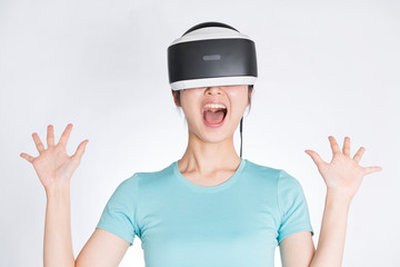 VRヘッドセットを装着した女性