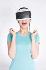 VRヘッドセットを装着した女性