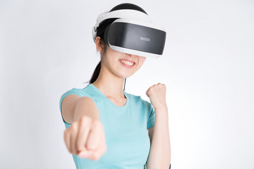 VRヘッドセットを装着した女性